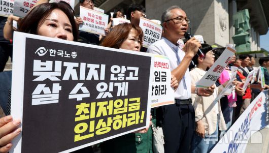 [서울=뉴시스] 추상철 기자 = 모두를 위한 최저임금 운동본부가 11일 오전 서울 종로구 세종문화회관 계단에서 '2026년 적용 최저임금요구안 시급 1만1500원 발표' 기자회견을 하고 있다.  2025.06.11. scchoo@newsis.com