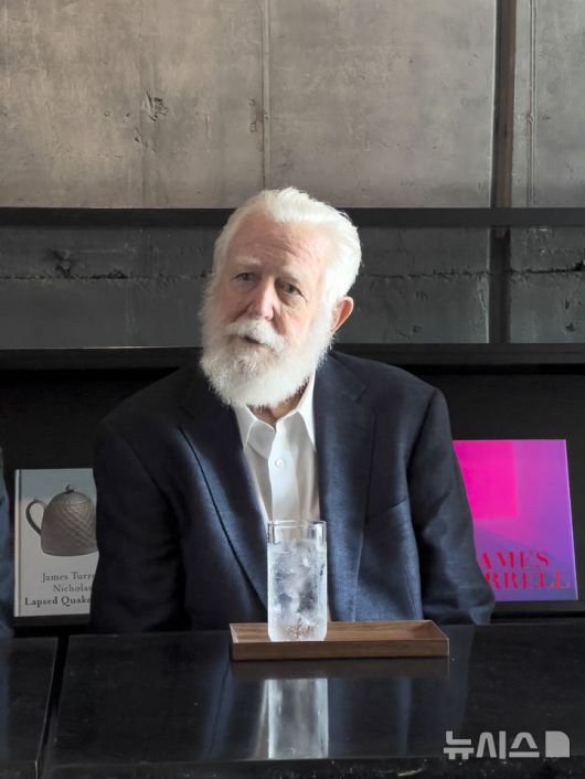 [서울=뉴시스] 박진희 기자 = 제임스 터렐(James Turrell) 작가가 11일 서울 용산구 페이스갤러리에서 기자간담회를 하고 있다. 2025.06.11. pak7130@newsis.com