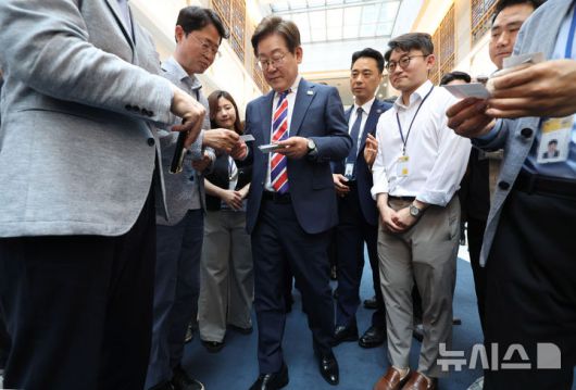 [서울=뉴시스] 최진석 기자 = 이재명 대통령이 11일 서울 용산 대통령실 기자식당에서 식사를 마친 뒤 출입기자들과 인사를 나누며 명함을 받고 있다. 2025.06.11. myjs@newsis.com