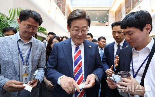 [서울=뉴시스] 최진석 기자 = 이재명 대통령이 11일 서울 용산 대통령실 기자식당에서 식사를 마친 뒤 출입기자들과 인사를 나누며 이동하고 있다. 2025.06.11. myjs@newsis.com