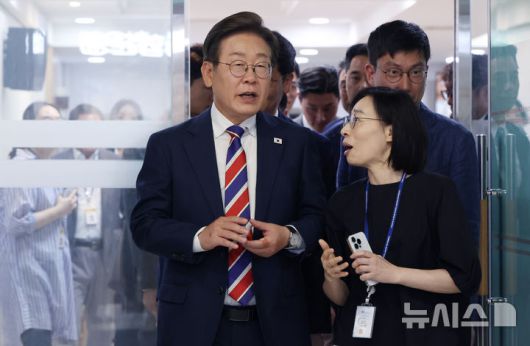 [서울=뉴시스] 최진석 기자 = 이재명 대통령이 11일 서울 용산 대통령실 기자식당에서 식사를 마친 뒤 출입기자들과 인사를 나누며 이동하고 있다. 2025.06.11. myjs@newsis.com