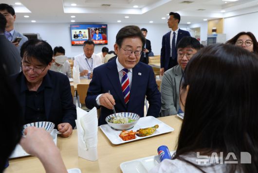 [서울=뉴시스] 최진석 기자 = 이재명 대통령이 11일 서울 용산 대통령실 기자식당에서 출입기자들과 식사를 하며 대화를 나누고 있다. 2025.06.11. myjs@newsis.com