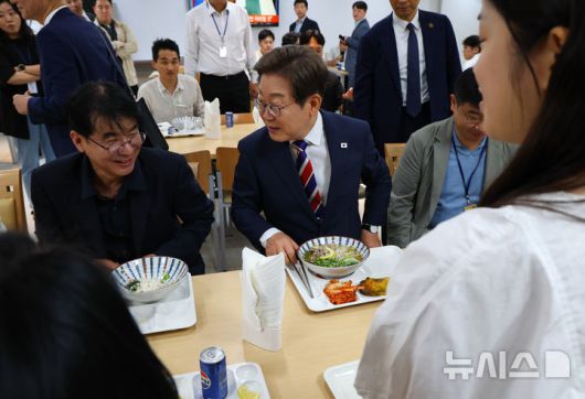 [서울=뉴시스] 최진석 기자 = 이재명 대통령이 11일 서울 용산 대통령실 기자식당에서 출입기자들과 식사를 하며 대화를 나누고 있다. 2025.06.11. myjs@newsis.com