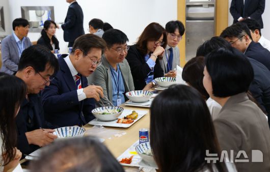 [서울=뉴시스] 최진석 기자 = 이재명 대통령이 11일 서울 용산 대통령실 기자식당에서 출입기자들과 식사를 하고 있다. 2025.06.11. myjs@newsis.com