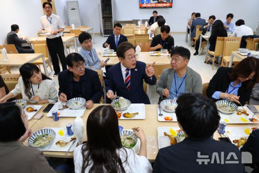 [서울=뉴시스] 최진석 기자 = 이재명 대통령이 11일 서울 용산 대통령실 기자식당에서 출입기자들과 식사를 하고 있다. 2025.06.11. myjs@newsis.com