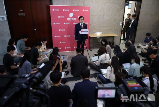 [서울=뉴시스] 고승민 기자 = 박형수 국민의힘 원내수석부대표가 11일 서울 여의도 국회에서 의원총회 취소 관련 백브리핑을 하고 있다. 2025.06.11. kkssmm99@newsis.com