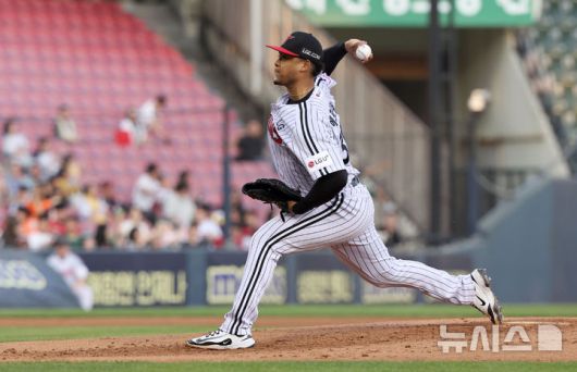 [서울=뉴시스] 김선웅 기자 = 지난달 11일 서울 송파구 잠실야구장에서 열린 2025 프로야구 SSG 랜더스와 LG 트윈스의 경기, LG 선발투수 에르난데스가 역투하고 있다. 2025.06.11. mangusta@newsis.com