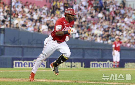 [서울=뉴시스] 김선웅 기자 = 11일 서울 송파구 잠실야구장에서 열린 2025 프로야구 SSG 랜더스와 LG 트윈스의 경기, 5회초 1사 주자 1루 상황, SSG 2번타자 에레디아가 우익수 앞 1루타를 때린 뒤 진루하고 있다. 2025.06.11. mangusta@newsis.com