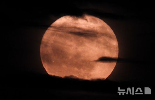 [제주=뉴시스] 우장호 기자 = 11일 오후 제주시 동쪽 하늘 위로 6월의 보름달인 스트로베리 문(Strawberry Moon)이 떠오르고 있다.스트로베리 문은 북미 원주민들이 딸기를 수확하는 시기인 6월에 뜨는 달을 의미한다. 달의 색깔이나 모양이 딸기와 직접적인 관계는 없지만 6월에 맺는 열매의 성숙을 상징한다. 올해 스트로베리 문은 18년 만에 가장 낮은 고도에서 떠오르는 보름달이기도 하다. 2025.06.11. woo1223@newsis.com