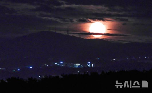 [제주=뉴시스] 우장호 기자 = 11일 오후 제주시 동쪽 오름 능선 위로 6월의 보름달인 스트로베리 문(Strawberry Moon)이 떠오르고 있다.스트로베리 문은 북미 원주민들이 딸기를 수확하는 시기인 6월에 뜨는 달을 의미한다. 달의 색깔이나 모양이 딸기와 직접적인 관계는 없지만 6월에 맺는 열매의 성숙을 상징한다. 올해 스트로베리 문은 18년 만에 가장 낮은 고도에서 떠오르는 보름달이기도 하다. 2025.06.11. woo1223@newsis.com