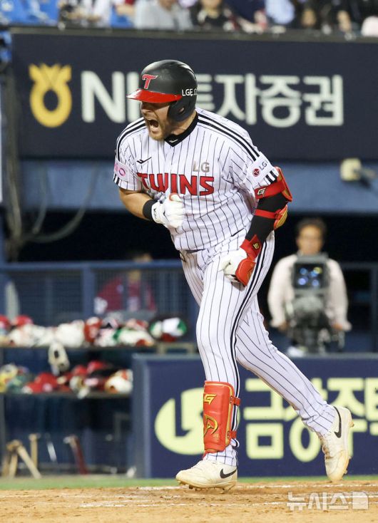 [서울=뉴시스] 김선웅 기자 = 11일 서울 송파구 잠실야구장에서 열린 2025 프로야구 SSG 랜더스와 LG 트윈스의 경기, 7회말 1사 주자 1루 상황, LG 3번타자 오스틴이 좌월 2점 홈런을 날린 뒤 홈으로 들어오고 있다. 2025.06.11. mangusta@newsis.com