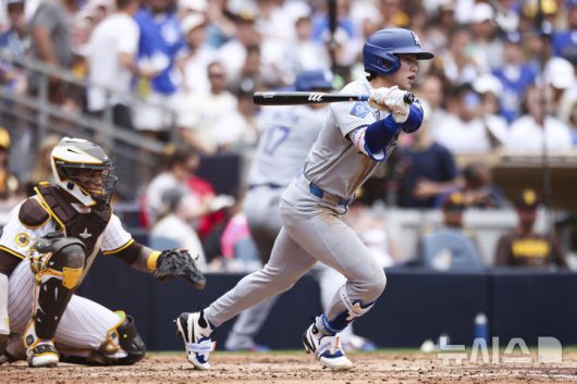 [샌디에이고=AP/뉴시스] LA 다저스의 김혜성이 지난달 12일(한국 시간) 미국 캘리포니아주 샌디에이고 펫코 파크에서 열린 2025 메이저리그 샌디에이고 파드리스와 경기 5회초 1사 주자 없는 상황에서 타석에 임하고 있다. 2025.06.12.