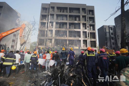 [아마다바드=AP/뉴시스] 12일(현지 시간) 인도 구자라트주 아마다바드에서 발생한 여객기 추락 사고 현장에서 수색·구조대가 작업하고 있다. 이날 오후 아마다바드 공항에서 이륙한 영국행 에어인디아 AI171편 여객기가 추락해 탑승자 242명 가운데 1명을 제외한 전원이 숨졌으며, 추락 현장의 학생 등 약 50명도 사망한 것으로 전해졌다. 2025.06.13.