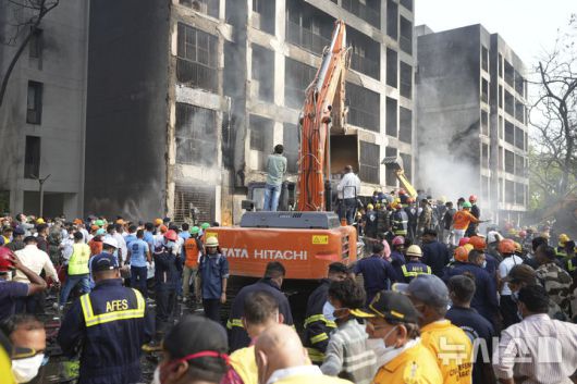 [아마다바드=AP/뉴시스] 12일(현지 시간) 인도 구자라트주 아마다바드에서 발생한 여객기 추락 사고 현장에서 수색·구조대가 작업하고 있다. 이날 오후 아마다바드 공항에서 이륙한 영국행 에어인디아 AI171편 여객기가 추락해 탑승자 242명 가운데 1명을 제외한 전원이 숨졌으며, 추락 현장의 학생 등 약 50명도 사망한 것으로 전해졌다. 2025.06.13.