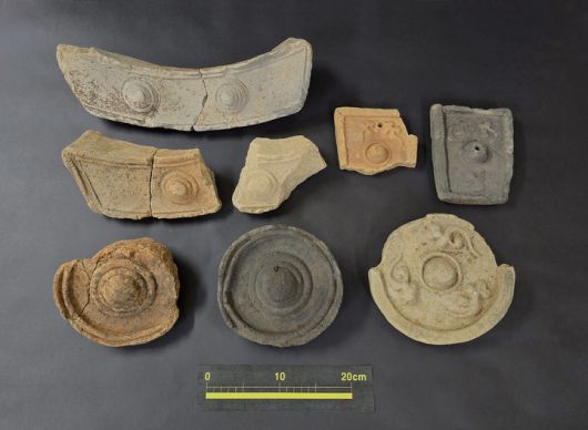 [서울=뉴시스] 경주 망성리 384번지 유적 출토 막새와 특수기와 (사진=국가유산진흥원 제공) 2025.06.12. photo@newsis.com *재판매 및 DB 금지