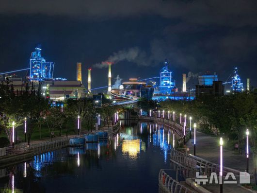 [포항=뉴시스] 송종욱 기자 = 포항국제불빛축제 주요 프로그램의 하나로 14~22일 포항운하에서 '빛의 예술 라이트 아트 웨이'가 열린다. 사진은 '빛의 예술 라이트 아트 웨이' 모습. (사진=포항시 제공) 2025.06.12. photo@newsis.com