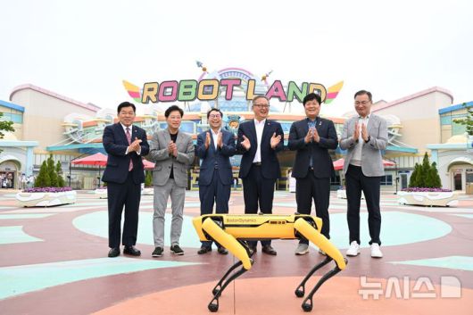 [창원=뉴시스]12일 마산로봇랜드 컨벤션센터에서 열린 영남권 시도의회 운영위원장협의회 제4차 정기회에 참석한 위원장들이 마산로봇랜드 4족로봇 시연을 지켜보고 있다.(사진=경남도의회 제공) 2025.06.12. photo@newsis.com