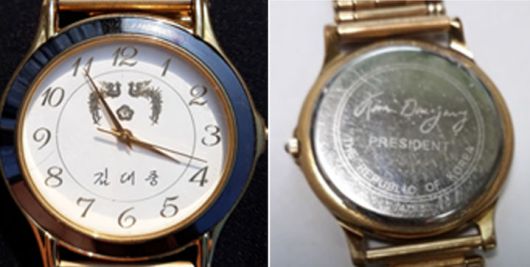 [서울=뉴시스] 대통령실이 지난 2022년 5월 25일 공개한 김대중 전 대통령 기념 시계. (사진=대통령실 제공) 2025.06.12. photo@newsis.com *재판매 및 DB 금지