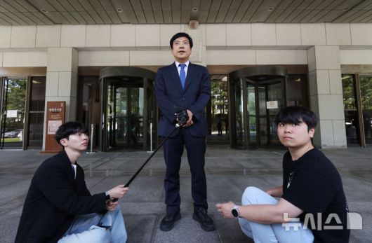 [서울=뉴시스] 김진아 기자 = 김학의 전 법무부 차관 불법 출국금지 의혹과 관련된 수사에 외압을 행사한 혐의로 재판에 넘겨진 이성윤 더불어민주당 의원이 12일 서울 서초구 대법원에서 열린 직권남용 권리행사방해 혐의 관련 상고심 선고기일에서 무죄 판결을 받은 뒤 입장을 밝히고 있다. 2025.06.11. bluesoda@newsis.com