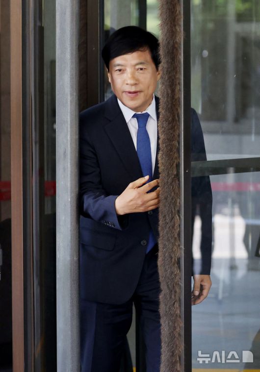 [서울=뉴시스] 김진아 기자 = 김학의 전 법무부 차관 불법 출국금지 의혹과 관련된 수사에 외압을 행사한 혐의로 재판에 넘겨진 이성윤 더불어민주당 의원이 12일 서울 서초구 대법원에서 열린 직권남용 권리행사방해 혐의 관련 상고심 선고기일에서 무죄 판결을 받은 뒤 법정을 나서고 있다. 2025.06.11. bluesoda@newsis.com