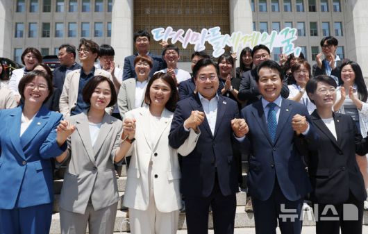 [서울=뉴시스] 고승민 기자 = 박찬대 더불어민주당 원내대표가 12일 서울 여의도 국회에서 열린 진보당 손솔 의원 등원식 앞을 지나가던 중 이들과 함께 기념촬영하고 있다. 2025.06.12. kkssmm99@newsis.com