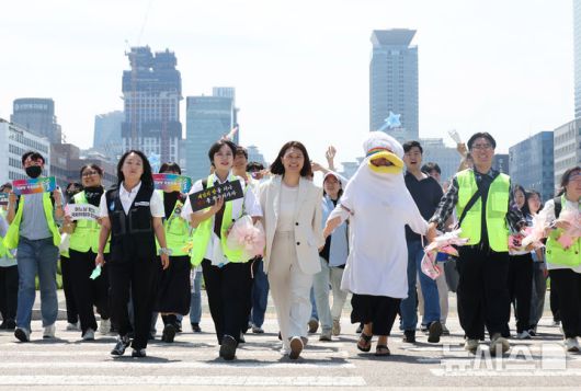 [서울=뉴시스] 고승민 기자 = 12일 서울 여의도 국회에서 열린 진보당 손솔 의원 등원식에서 손 의원과 청년 참석자들이 함께 퍼포먼스를 하고 있다. 2025.06.12. kkssmm99@newsis.com