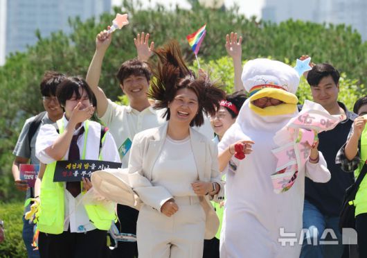 [서울=뉴시스] 고승민 기자 = 12일 서울 여의도 국회에서 열린 진보당 손솔 의원 등원식에서 손 의원과 청년 참석자들이 함께 퍼포먼스를 하고 있다. 2025.06.12. kkssmm99@newsis.com