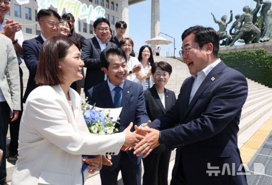 [서울=뉴시스] 고승민 기자 = 박찬대 더불어민주당 원내대표가 12일 서울 여의도 국회에서 열린 진보당 손솔 의원 등원식 앞을 지나가던 중 손솔 의원과 인사하고 있다. 2025.06.12. kkssmm99@newsis.com