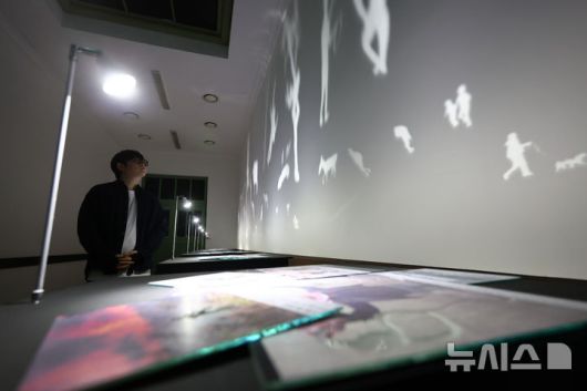 [서울=뉴시스] 황준선 기자 = 12일 서울 용산구 문화역서울 284에서 열린 '우리들의 낙원' 사전 공개 행사에서 관람객들이 이창원 작가의 '평행세계_낙원' 작품을 관람하고 있다. 오는 13일 개막하는 '우리들의 낙원' 전시는 행복과 이상향을 주제로 하여 과거 사람들이 서울역에서 품어왔던 출발, 설렘, 시대, 위안 등 장소성을 되새기며 행복과 이상향을 탐구하는 여정을 VR, 사진, 설치, 영상 등 50여가지 작품으로 선보인다. 2025.06.12. hwang@newsis.com