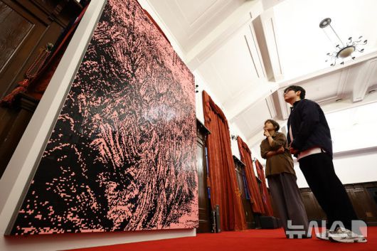 [서울=뉴시스] 황준선 기자 = 12일 서울 용산구 문화역서울 284에서 열린 '우리들의 낙원' 사전 공개 행사에서 관람객들이 황인기 작가의 작품을 관람하고 있다. 오는 13일 개막하는 '우리들의 낙원' 전시는 행복과 이상향을 주제로 하여 과거 사람들이 서울역에서 품어왔던 출발, 설렘, 시대, 위안 등 장소성을 되새기며 행복과 이상향을 탐구하는 여정을 VR, 사진, 설치, 영상 등 50여가지 작품으로 선보인다. 2025.06.12. hwang@newsis.com