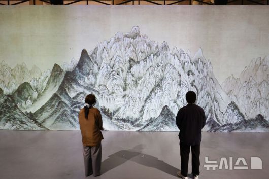 [서울=뉴시스] 황준선 기자 = 12일 서울 용산구 문화역서울 284에서 열린 '우리들의 낙원' 사전 공개 행사에서 관람객들이 스튜디오 레논의 '금강내산:허와 실의 조화' 작품을 관람하고 있다. 오는 13일 개막하는 '우리들의 낙원' 전시는 행복과 이상향을 주제로 하여 과거 사람들이 서울역에서 품어왔던 출발, 설렘, 시대, 위안 등 장소성을 되새기며 행복과 이상향을 탐구하는 여정을 VR, 사진, 설치, 영상 등 50여가지 작품으로 선보인다. 2025.06.12. hwang@newsis.com