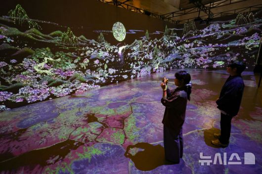 [서울=뉴시스] 황준선 기자 = 12일 서울 용산구 문화역서울 284에서 열린 '우리들의 낙원' 사전 공개 행사에서 관람객들이 스튜디오 레논의 '금강내산:허와 실의 조화' 작품을 관람하고 있다. 오는 13일 개막하는 '우리들의 낙원' 전시는 행복과 이상향을 주제로 하여 과거 사람들이 서울역에서 품어왔던 출발, 설렘, 시대, 위안 등 장소성을 되새기며 행복과 이상향을 탐구하는 여정을 VR, 사진, 설치, 영상 등 50여가지 작품으로 선보인다. 2025.06.12. hwang@newsis.com