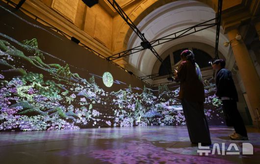 [서울=뉴시스] 황준선 기자 = 12일 서울 용산구 문화역서울 284에서 열린 '우리들의 낙원' 사전 공개 행사에서 관람객들이 스튜디오 레논의 '금강내산:허와 실의 조화' 작품을 관람하고 있다. 오는 13일 개막하는 '우리들의 낙원' 전시는 행복과 이상향을 주제로 하여 과거 사람들이 서울역에서 품어왔던 출발, 설렘, 시대, 위안 등 장소성을 되새기며 행복과 이상향을 탐구하는 여정을 VR, 사진, 설치, 영상 등 50여가지 작품으로 선보인다. 2025.06.12. hwang@newsis.com