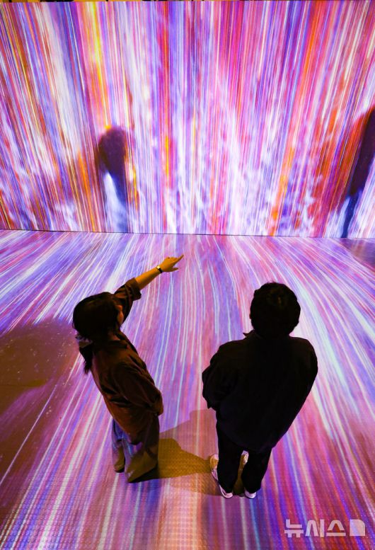[서울=뉴시스] 황준선 기자 = 12일 서울 용산구 문화역서울 284에서 열린 '우리들의 낙원' 사전 공개 행사에서 관람객들이 스튜디오 레논의 '금강내산:허와 실의 조화' 작품을 관람하고 있다. 오는 13일 개막하는 '우리들의 낙원' 전시는 행복과 이상향을 주제로 하여 과거 사람들이 서울역에서 품어왔던 출발, 설렘, 시대, 위안 등 장소성을 되새기며 행복과 이상향을 탐구하는 여정을 VR, 사진, 설치, 영상 등 50여가지 작품으로 선보인다. 2025.06.12. hwang@newsis.com