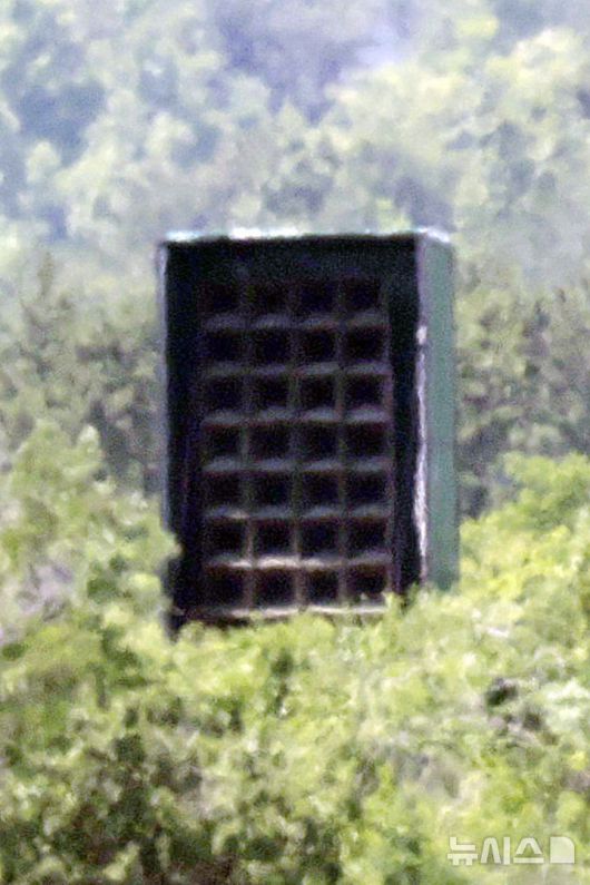 [파주뉴시스] 최동준 기자 = 12일 경기 파주시 접경지역에서 바라본 북한 개풍군 지역에 북한군 대남 확성기가 보이고 있다.이날 합동참모본부는 북한의 대남 소음 방송이 청취된 지역은 없다며 북한의 관련 동향을 예의주시하고 있다고 밝혔다. 2025.06.12. photocdj@newsis.com