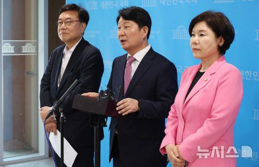 [서울=뉴시스] 조성봉 기자= 권영진 국민의힘 의원이 지난 12일 오후 서울 여의도 국회 소통관에서 '당의 혁신을 바라는 재선의원 모임의 두 번째 입장발표' 기자회견을 마치고 취재진의 질문에 답변하고 있다. 왼쪽부터 서범수 의원, 권 의원, 조은희 의원. 2025.06.12. suncho21@newsis.com