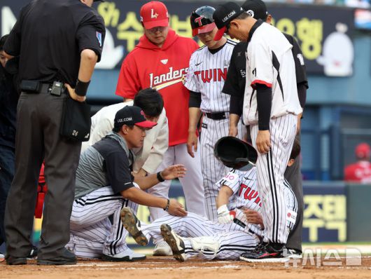 [서울=뉴시스] 이영환 기자 = 12일 오후 서울 송파구 잠실야구장에서 열린 2025 KBO리그 SSG 랜더스와 LG 트윈스의 경기, 2회말 LG 선두타자 구본혁이 SSG 선발 전영준이 던진 공에 맞은 후 헬멧을 던지고 있다. 2025.06.12. 20hwan@newsis.com