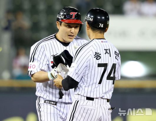 [서울=뉴시스] 이영환 기자 = 12일 오후 서울 송파구 잠실야구장에서 열린 2025 KBO리그 SSG 랜더스와 LG 트윈스의 경기, 5회말 2사 1,3루에서 대타로 나선 LG 박동원이 2타점 2루타를 날린 후 송지만 코치와 대화를 하고 있다. 2025.06.12. 20hwan@newsis.com