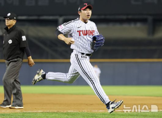 [서울=뉴시스] 이영환 기자 = 6월12일 오후 서울 송파구 잠실야구장에서 열린 2025 KBO리그 SSG 랜더스와 LG 트윈스의 경기, 9회초 2사 2루에서 LG 마무리 투수 박명근이 SSG 석정우가 날린 땅볼을 잡은 후 1루 베이스를 밟고 있다. 2025.06.12. 20hwan@newsis.com