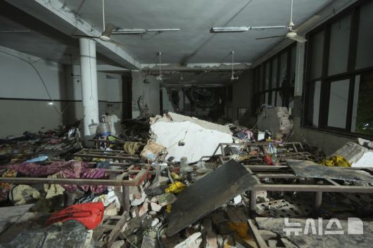 [아마다바드=AP/뉴시스] 12일(현지 시간) 인도 구자라트주 아마다바드에서 여객기가 추락하며 기체 꼬리 부분이 충돌한 건물 꼭대기 내부가 파손돼 있다. 이날 오후 아마다바드 공항에서 이륙한 영국행 에어인디아 AI171편 여객기가 추락해 탑승자 242명 가운데 1명을 제외한 전원이 숨졌으며, 추락 현장의 학생 등 약 50명도 사망한 것으로 전해졌다. 2025.06.13.