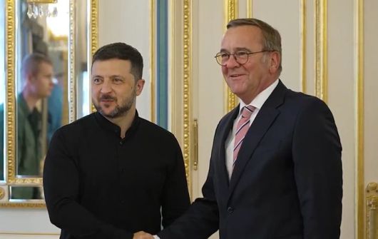 볼로디미르 젤렌스키 우크라이나 대통령(사진 왼쪽)과 보리스 피스토리우스 독일 국방장관이 12일(현지 시간) 키이우에서 만나 악수하고 있다. (사진=젤렌스키 대통령 X 영상 캡처) 2025.06.13. *재판매 및 DB 금지