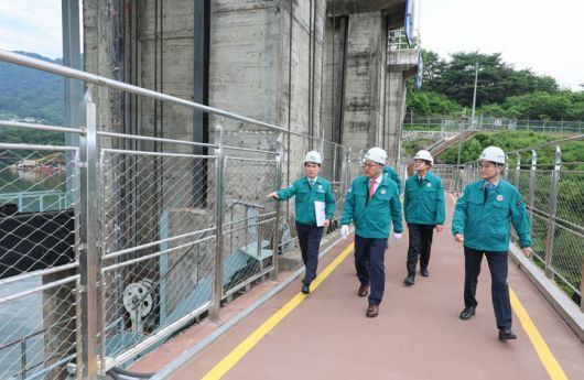 [세종=뉴시스] 한국수력원자력은 전날(12일) 황주호 한수원 사장이 주관한 홍수기 대응체계 점검 회의를 개최했다고 13일 밝혔다. (사진=한수원 제공) 2025.06.13. photo@newsis.com *재판매 및 DB 금지