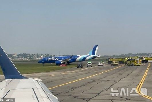 [뉴시스] 미국 보스턴 로건 국제공항에서 제트블루 312편이 활주로를 이탈해 풀밭으로 미끄러졌다. (사진=데일리메일) 2025.06.12.