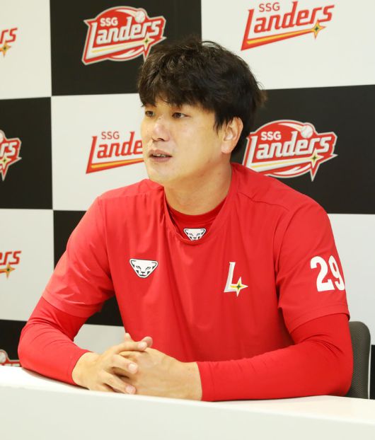 [서울=뉴시스] 프로야구 SSG 랜더스의 김광현이 13일 2년, 36억원에 다년 계약을 맺은 뒤 인천 SSG랜더스필드에서 인터뷰를 하고 있다. (사진 = SSG 랜더스 제공) *재판매 및 DB 금지
