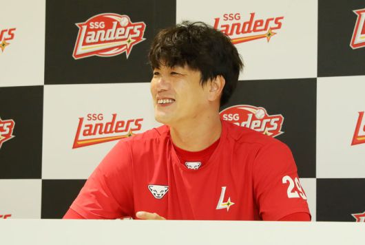 [서울=뉴시스] 프로야구 SSG 랜더스의 김광현이 13일 2년, 36억원에 다년 계약을 맺은 뒤 인천 SSG랜더스필드에서 인터뷰를 하고 있다. (사진 = SSG 랜더스 제공) *재판매 및 DB 금지