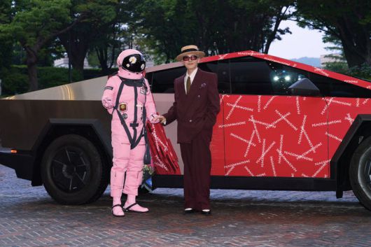 [서울=뉴시스]13일 서울 용산구 그랜드 하얏트 서울에 가수 지드래곤이 테슬라 사이버트럭에서 나와 우주인 슈트를 입은 인물과 기념 촬영을 하고 있다.(사진=트렌드이슈폴리시 제공) *재판매 및 DB 금지