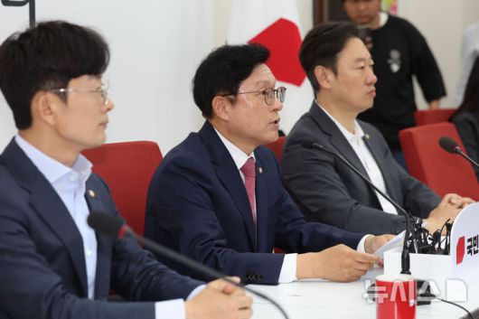 [서울=뉴시스] 권창회 기자 = 박형수 국민의힘 원내수석부대표가 13일 오전 서울 여의도 국회에서 현안 기자간담회에서 사의를 표명한 오광수 민정수석 관련 발언을 하고 있다. 2025.06.13. kch0523@newsis.com