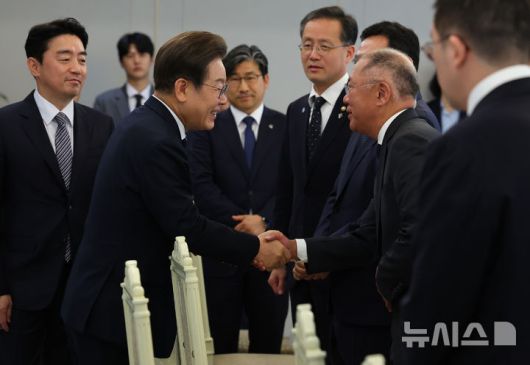 [서울=뉴시스] 최진석 기자 = 이재명 대통령이 13일 서울 용산 대통령실에서 열린 6경제단체와 기업인 간담회에 입장하며 정의선 현대차그룹 회장과 악수하고 있다. 2025.06.13. myjs@newsis.com