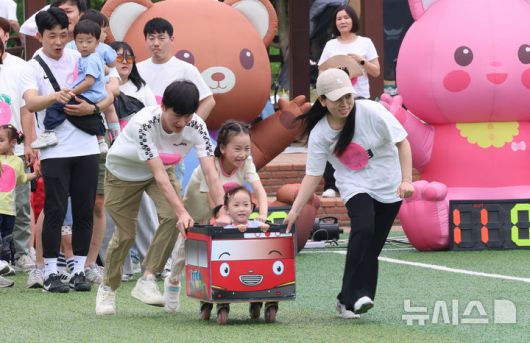 [인천=뉴시스] 전진환 기자 =13일 인천 중구 월미공원에서 열린 프라임·명지 한마음 가족운동회에서 어린이들이 엄마, 아빠와 게임을 하며 즐거워하고 있다. 2025.06.13.  amin2@newsis.com