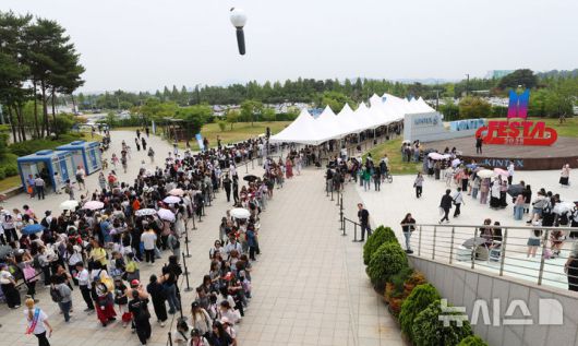 [고양=뉴시스] 김혜진 기자 = 13일 경기 고양시 일산서구 킨텍스에서 열린 방탄소년단 데뷔 12주년 기념 축제 '2025 BTS 페스타'(2025 BTS FESTA)를 찾은 팬들이 입장을 위해 줄서고 있다. 2025.06.13. jini@newsis.com